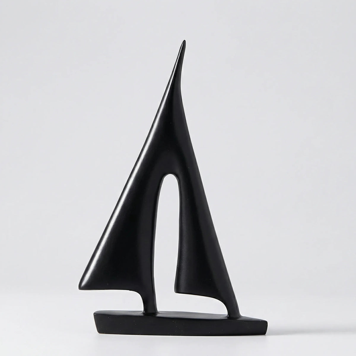 Moderne Zeilbootsculptuur In Minimalistische Stijl - Mareviso