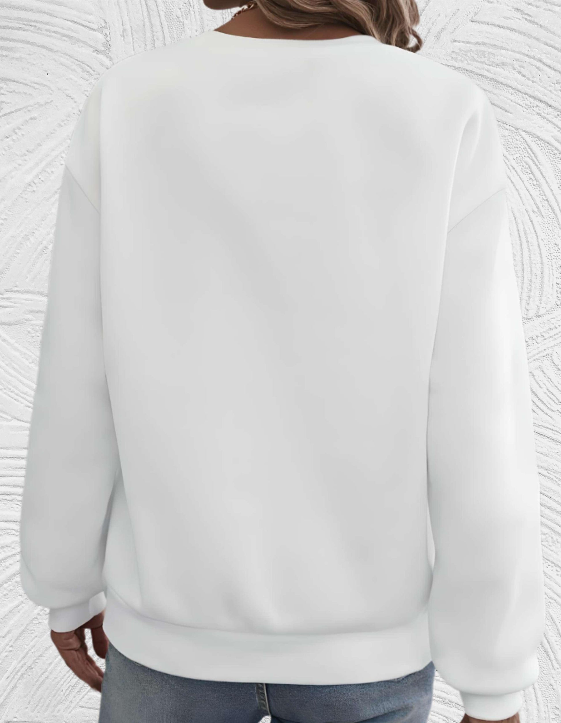 Frau in weißem Sweatshirt von hinten, lässige Mode, Baumwolle, Herbstkleidung, Damenbekleidung.