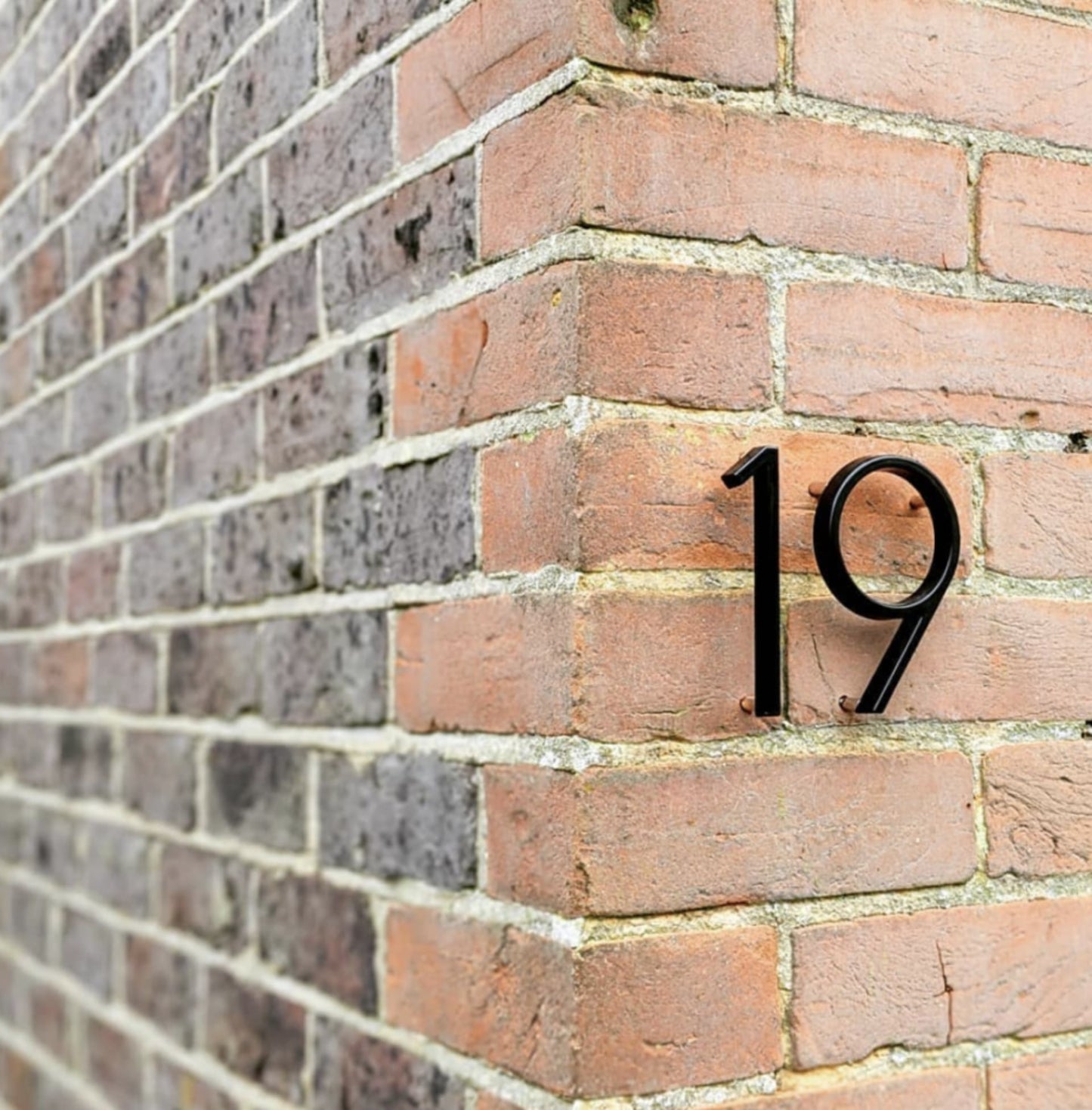 Modern Black House Numbers with Floating Design – Numbré-0-The Livary