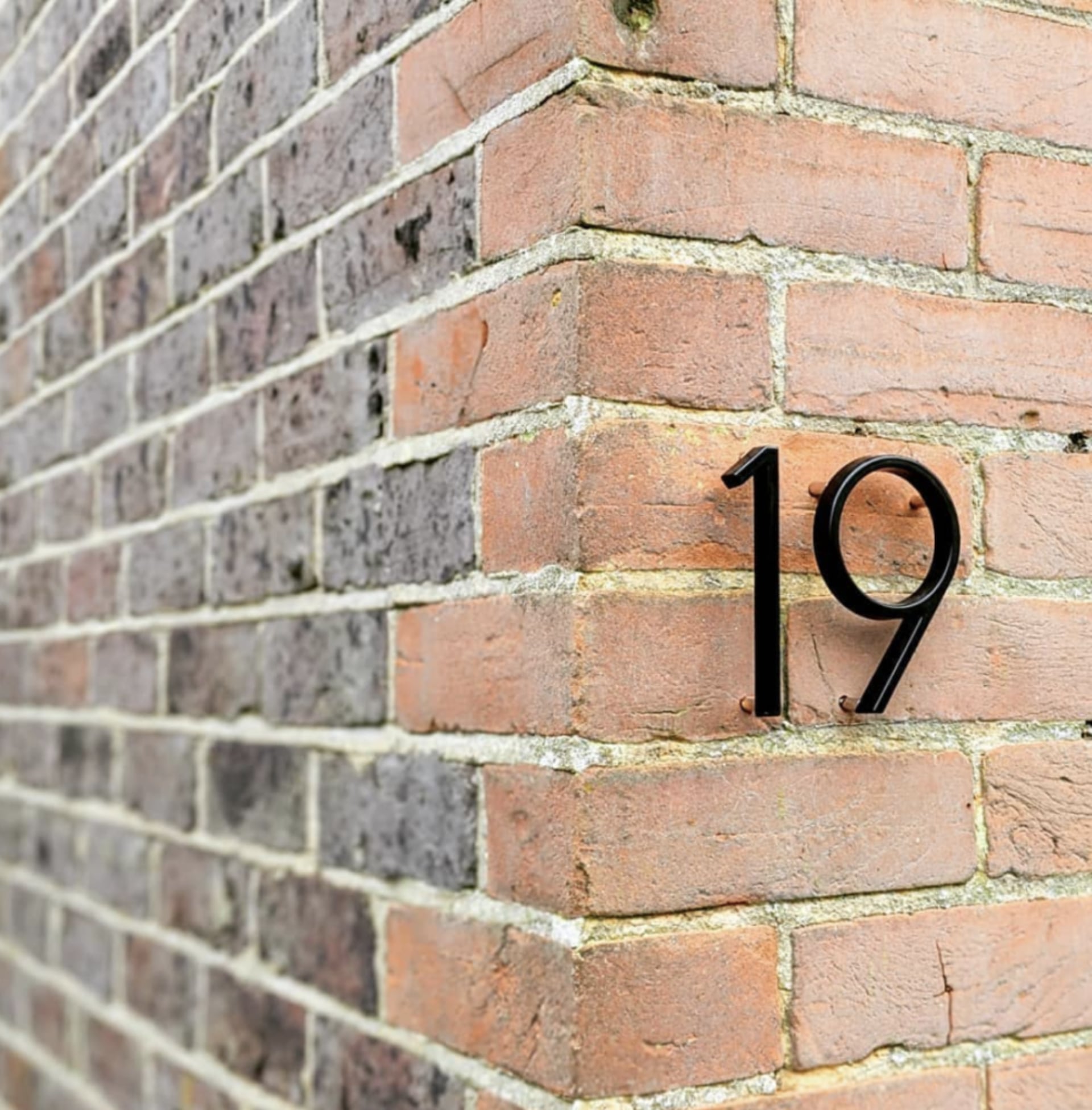 Modern Black House Numbers with Floating Design – Numbré-0-The Livary