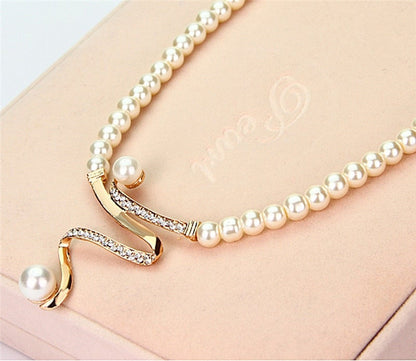 Set of Natural Pearl Necklace and Earrings - Lysanne-Nora Luxe