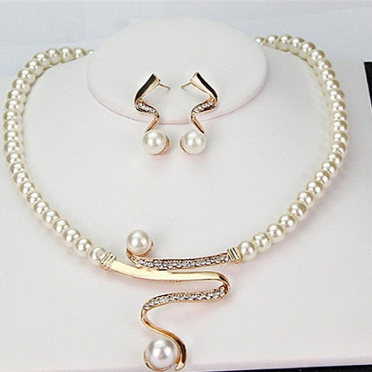 Set of Natural Pearl Necklace and Earrings - Lysanne-Nora Luxe